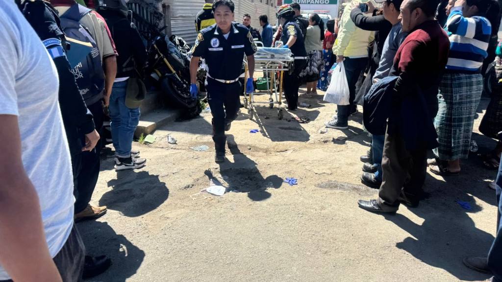 Motorista impacta en pasarela; un menor de edad muere | Bomberos Municipales Departamentales