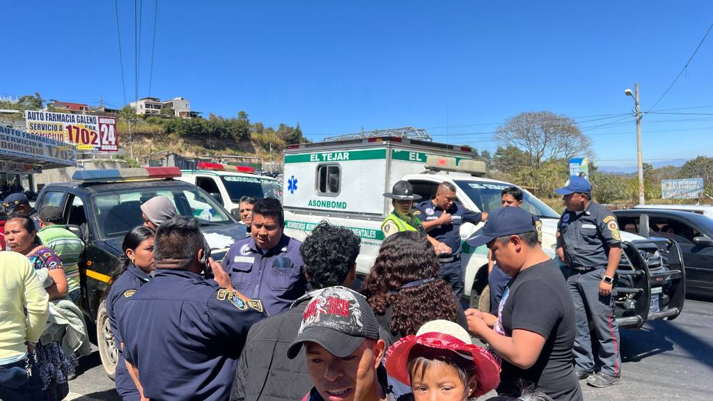 Motorista impacta en pasarela; un menor de edad muere | Bomberos Municipales Departamentales