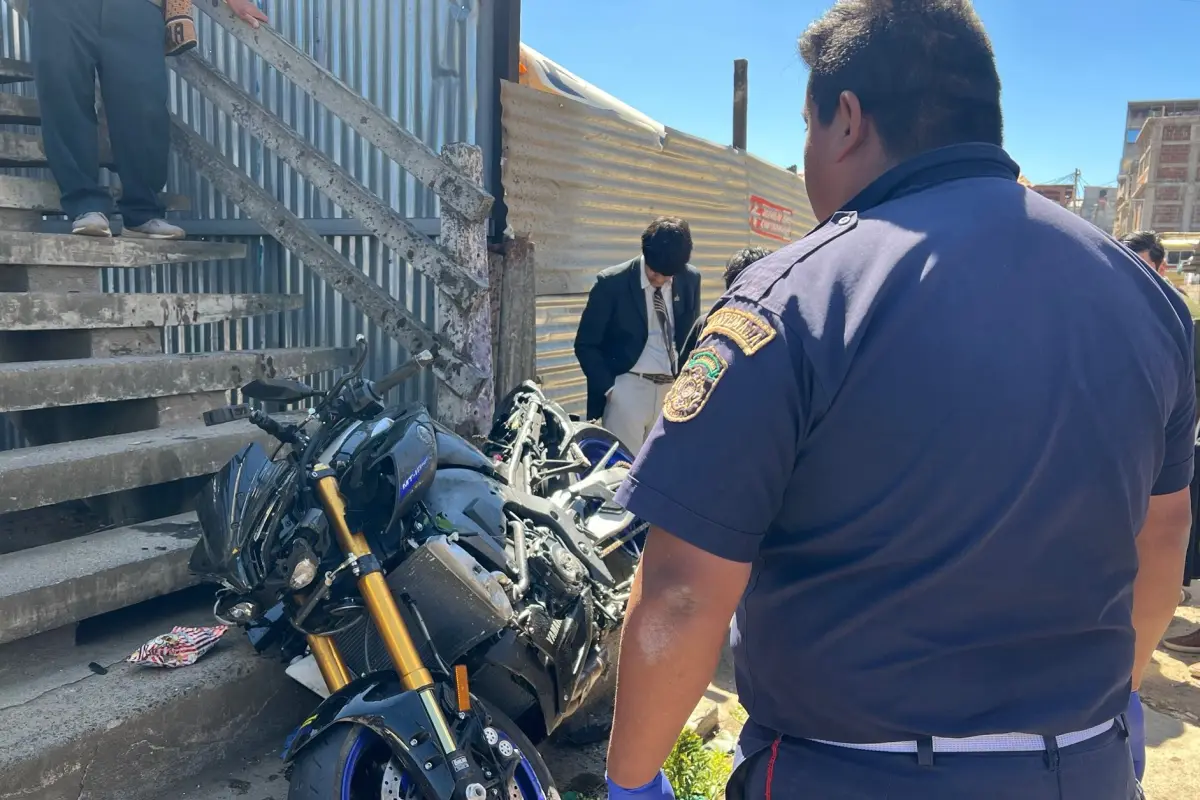 El accidente quedó grabado por un vecino que estaba sobre la pasarela donde la motocicleta impactó., Bomberos Municipales Departamentales. 