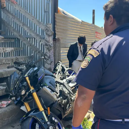 El accidente quedó grabado por un vecino que estaba sobre la pasarela donde la motocicleta impactó. ,Bomberos Municipales Departamentales. 