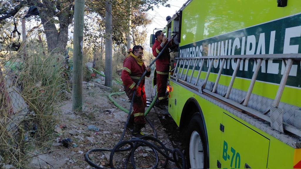 El incendio forestal del sector de Loma Blanca amenazaba con llegar a varias viviendas. | Bomberos Municipales
