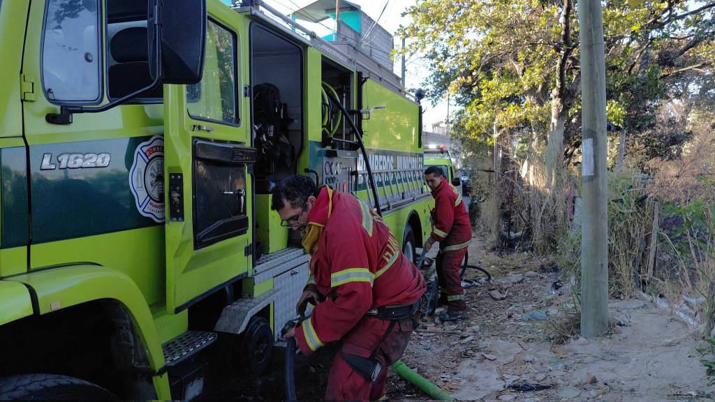 Tras varias horas, los Bomberos Municipales lograron apagar el fuego en la zona 21. | Bomberos Municipales
