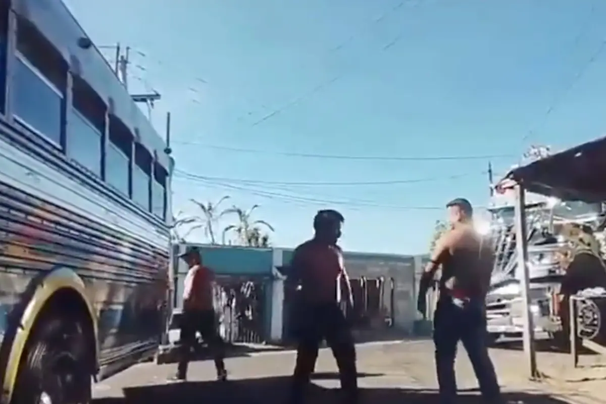 Pelea de ayudantes de buses grabada en video., Captura de pantalla video de X.