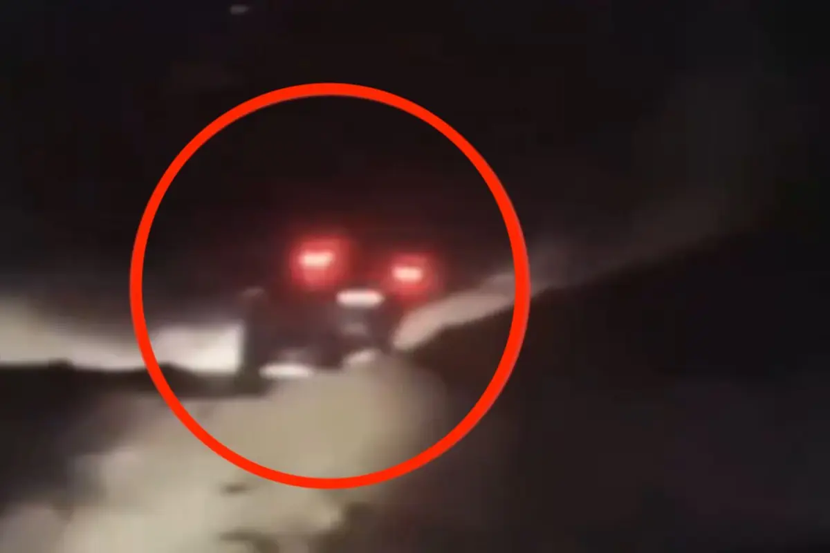 Testigos graban el momento exacto en que un auto cae por un barranco., Captura de pantalla video de X.