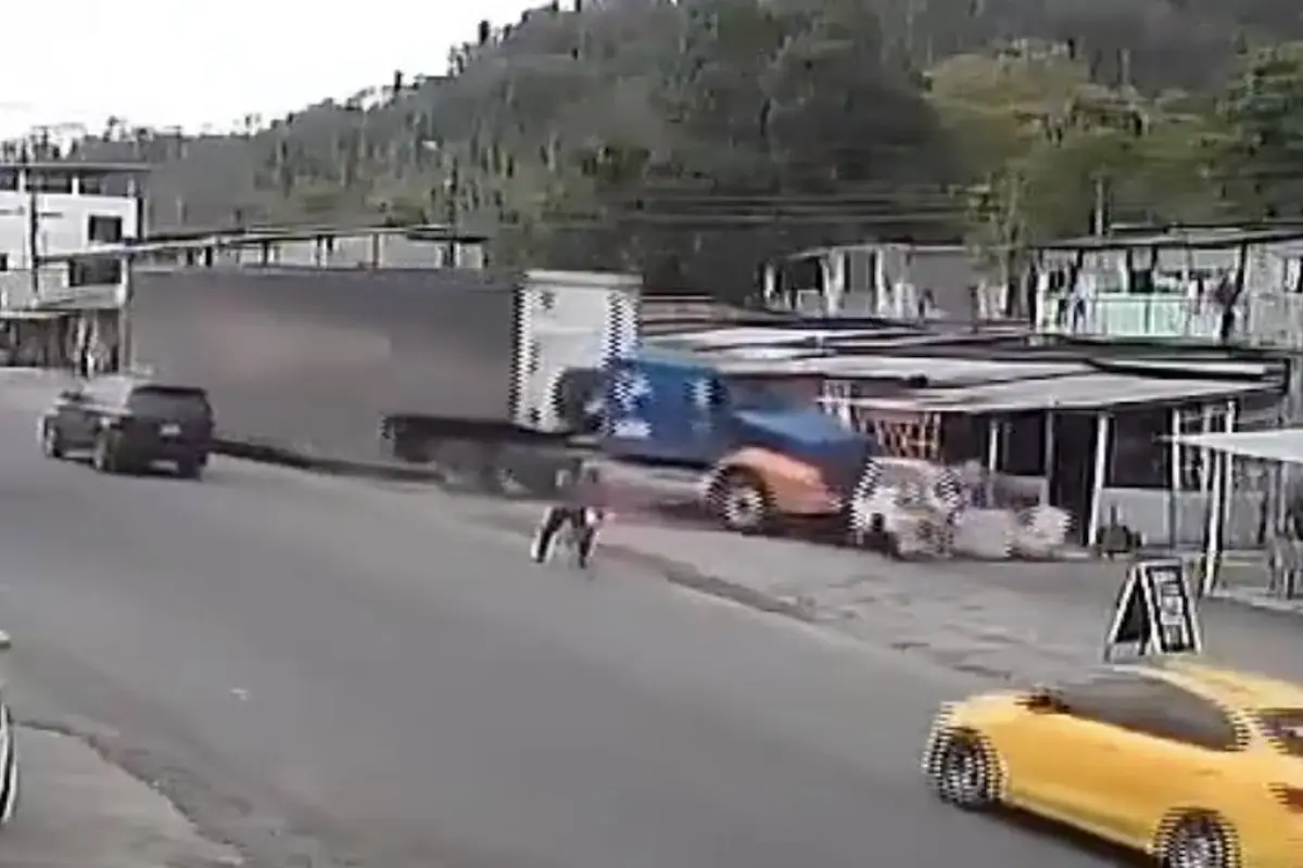 El tráiler primero chocó contra un automóvil particular y posteriormente se estrelló contra una vivienda. , Captura de pantalla video de X.