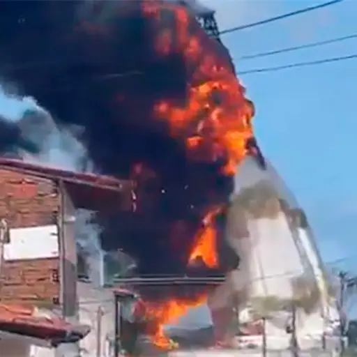 Incendio que redujo a cenizas estatua religiosa en Brasil. ,Captura de pantalla video de X.