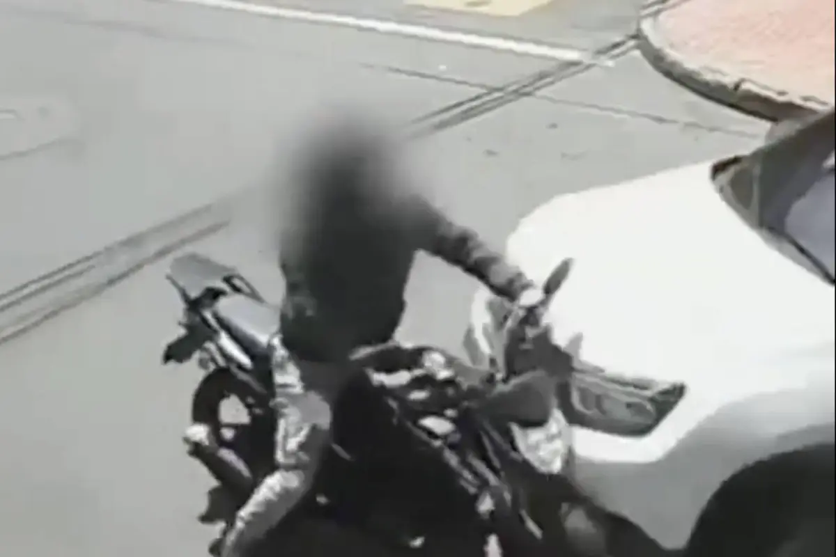 Motoladrones atropellados tras asalto en Colombia., Captura de pantalla video de X.