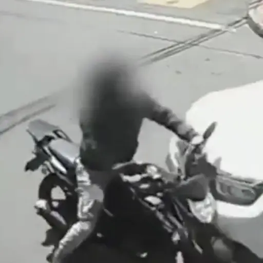 Motoladrones atropellados tras asalto en Colombia. ,Captura de pantalla video de X.