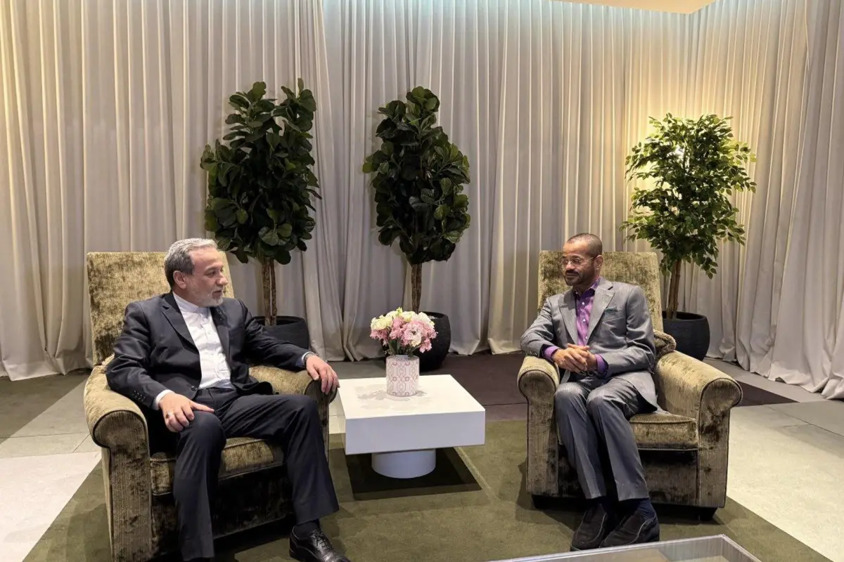 Badr bin Hamad al Busaidi, ministro de Asuntos Exteriores de Omán, y Abbas Araghchi, ministro de Exteriores de Irán, EFE