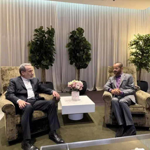 Badr bin Hamad al Busaidi, ministro de Asuntos Exteriores de Omán, y Abbas Araghchi, ministro de Exteriores de Irán ,EFE
