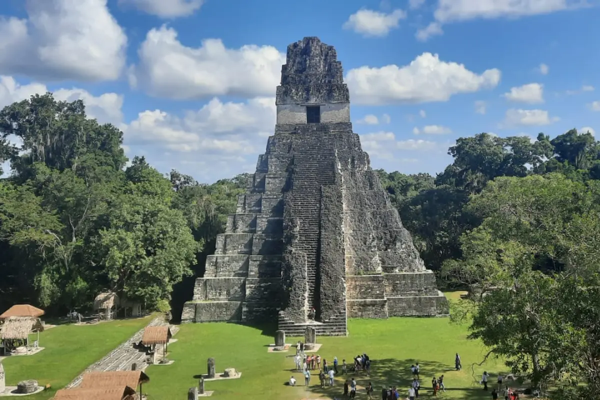 Plaza central de Tikal, Mariela Galindo