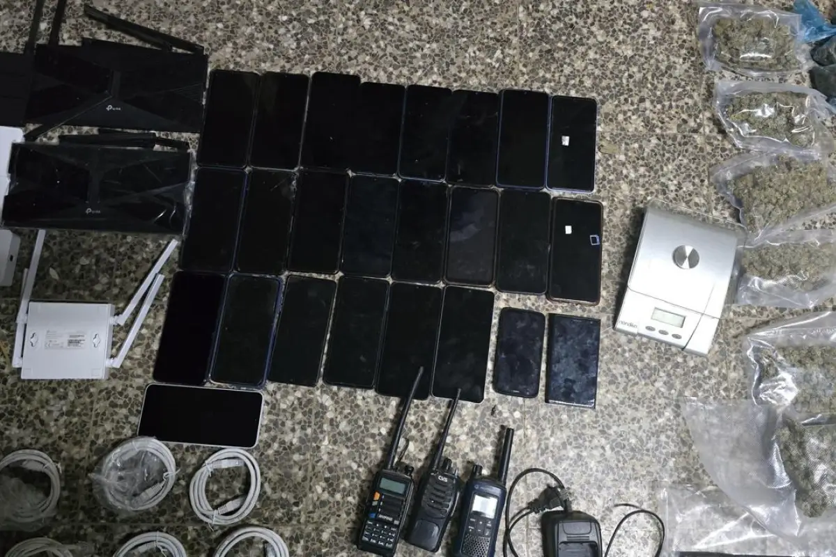 Parte de los objetos decomisados durante la requisa en la Granja Penal Pavón., Sistema Penitenciario