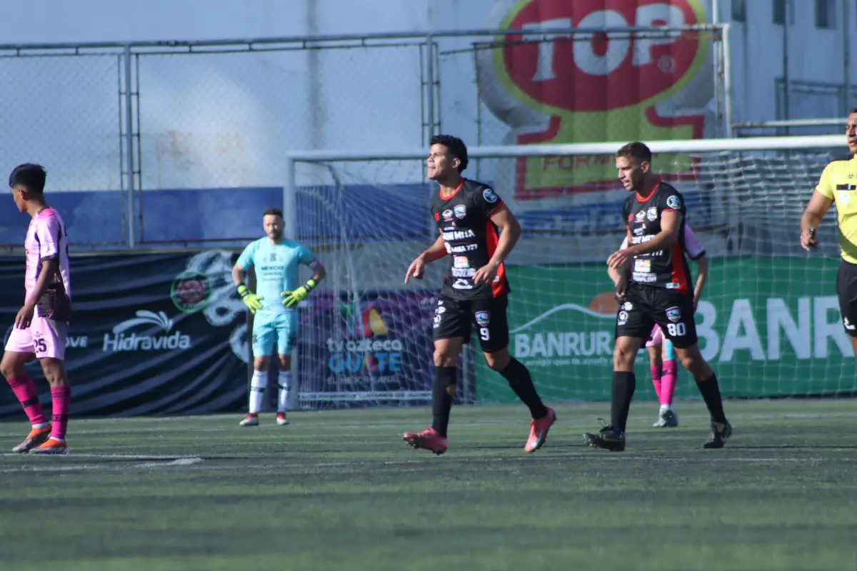 Sebastián José Colón celebrando ante Mixco 