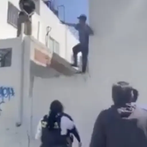 Presunto ladrón llora tras ser sorprendido. ,Captura de pantalla video de X.