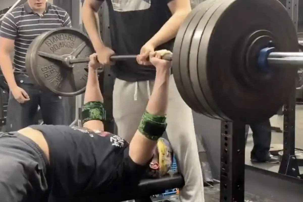 Un video grabado en un gimnasio se volvió viral en redes sociales., Captura de pantalla video de X.