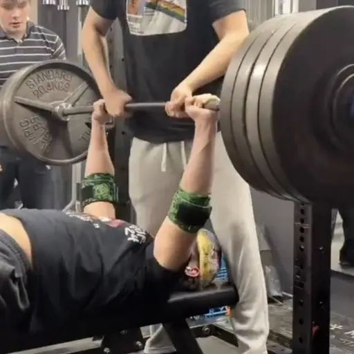 Un video grabado en un gimnasio se volvió viral en redes sociales. ,Captura de pantalla video de X.