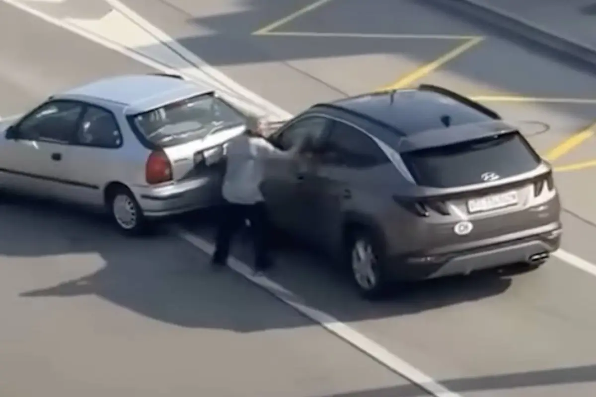 Automovilista trata de escapar después de impactar otro vehículo y termina volcado., Captura de pantalla video de X.