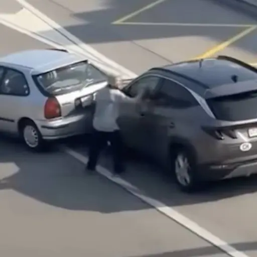 Automovilista trata de escapar después de impactar otro vehículo y termina volcado. ,Captura de pantalla video de X.