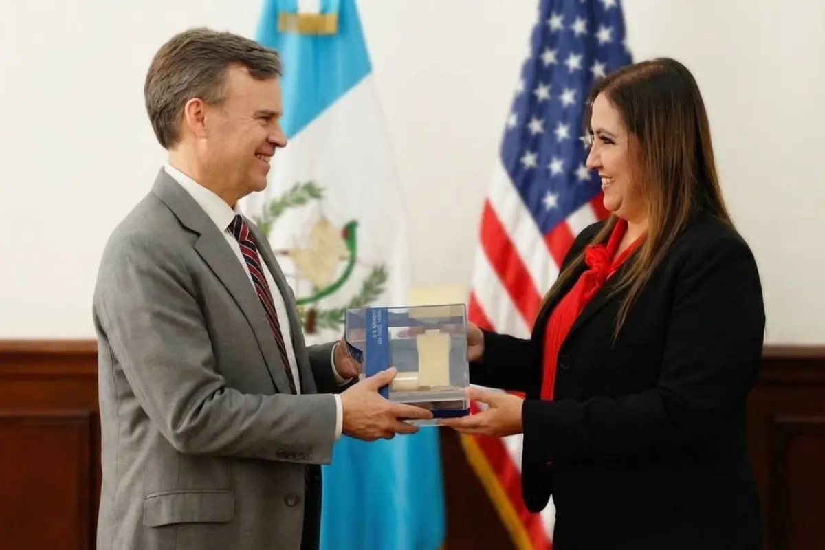 El Encargado de Negocios de la Embajada de Estados Unidos en Guatemala, John Barrett, realizó una visita oficial a la Magistrada Presidenta del Organismo Judicial, Claudia Lucrecia Paredes Castañeda, Foto Embajada de los Estados Unidos en Guatemala