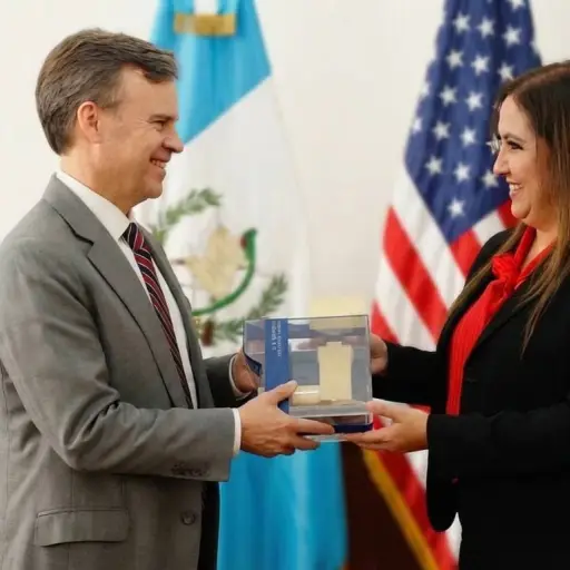 El Encargado de Negocios de la Embajada de Estados Unidos en Guatemala, John Barrett, realizó una visita oficial a la Magistrada Presidenta del Organismo Judicial, Claudia Lucrecia Paredes Castañeda ,Foto Embajada de los Estados Unidos en Guatemala