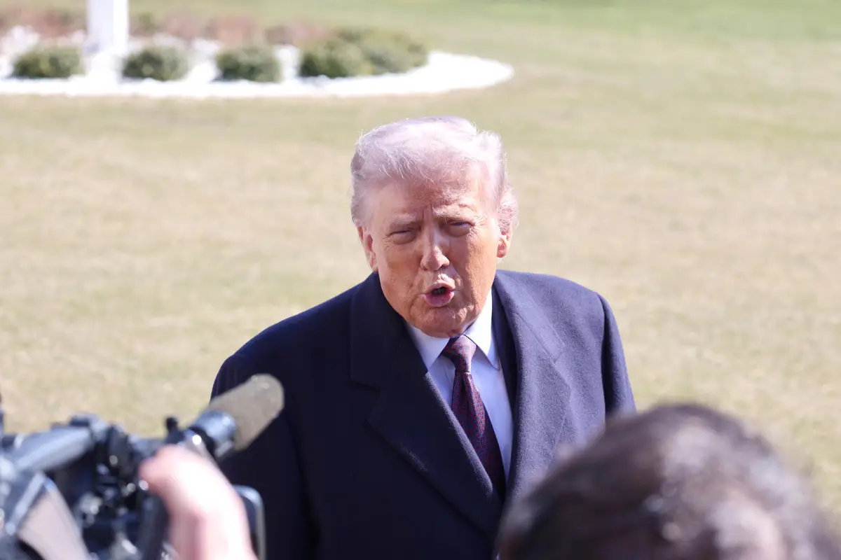 Donald Trump habla con los medios en la Casa Blanca, EFE