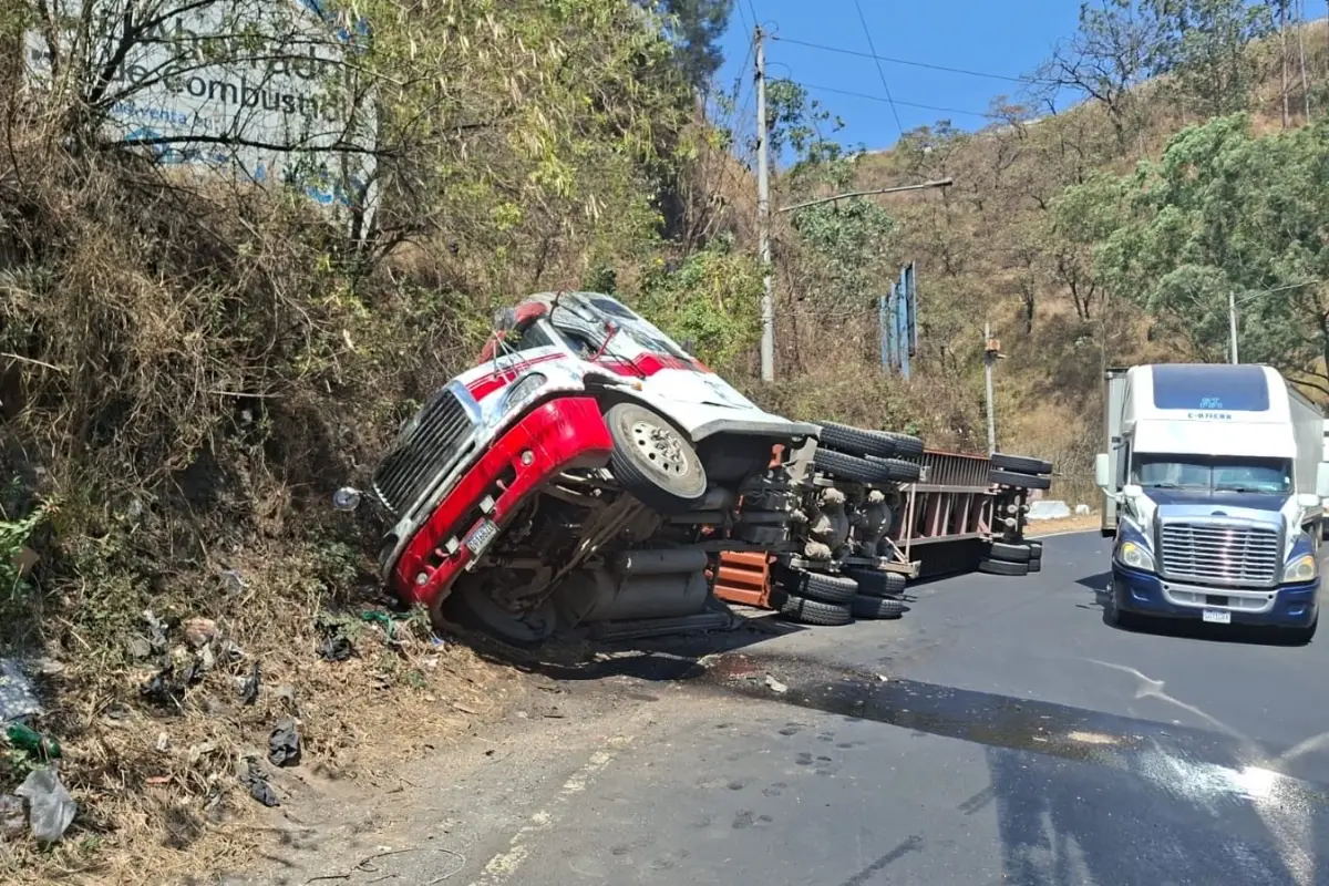 Tráiler accidentado en Km. 23.8 de ruta al Pacífico., PMT de Villa Nueva