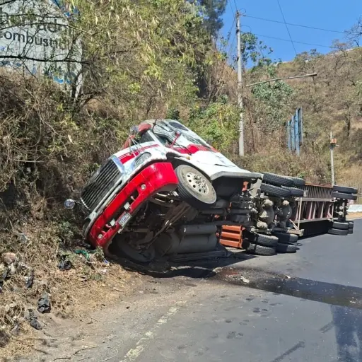 Tráiler accidentado en Km. 23.8 de ruta al Pacífico. ,PMT de Villa Nueva