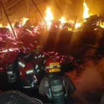 Bomberos combaten incendio estructural en bodega de zona 17t