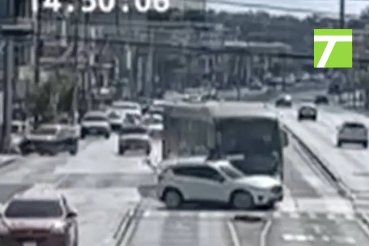 Giro imprudente termina en brutal choque., Captura de pantalla video de X.