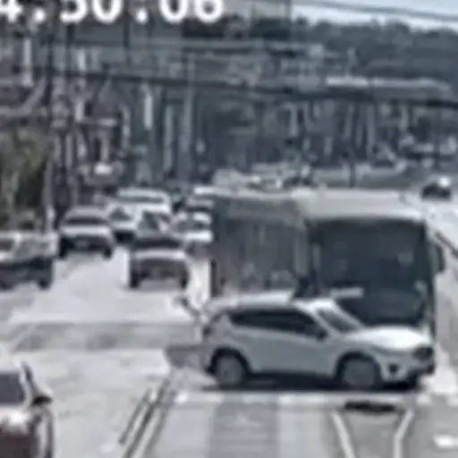 Giro imprudente termina en brutal choque. ,Captura de pantalla video de X.