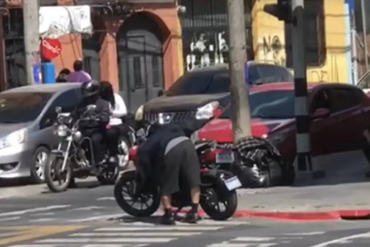 Motorista deja moto en plena calle y escapa., Captura de pantalla video de X.