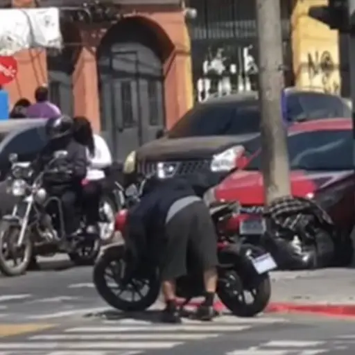 Motorista deja moto en plena calle y escapa. ,Captura de pantalla video de X.