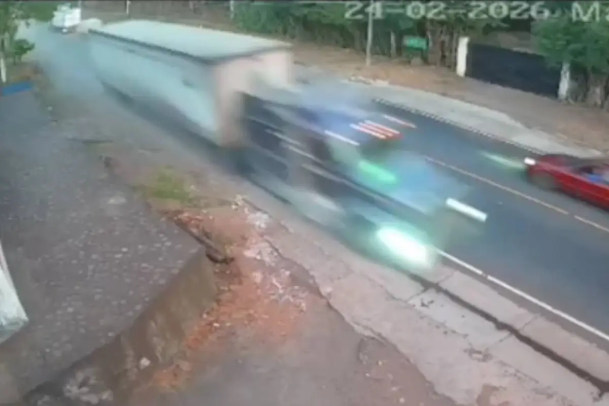 Conductor desvía tráiler sin frenos y el impacto queda grabado., Captura de pantalla video de X.