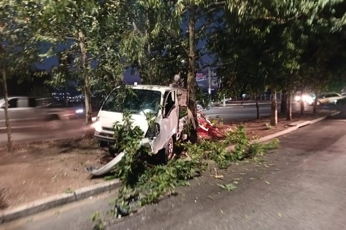 Camión empotrado en arriate central de carretera Nueva, en Mixco., Tránsito Mixco