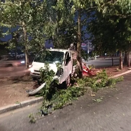 Camión empotrado en arriate central de carretera Nueva, en Mixco. ,Tránsito Mixco