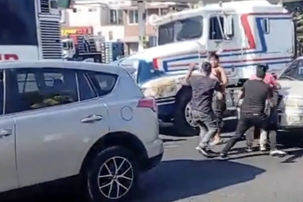 Así fue la violenta riña entre conductor de bus y piloto de cabezal en Pajapita., Captura de pantalla video de X.