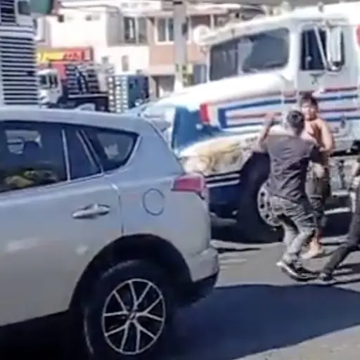 Así fue la violenta riña entre conductor de bus y piloto de cabezal en Pajapita. ,Captura de pantalla video de X.