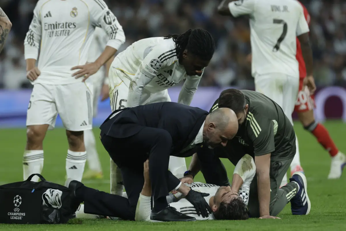 Raúl Asencio atendido tras golpe con Camavinga 