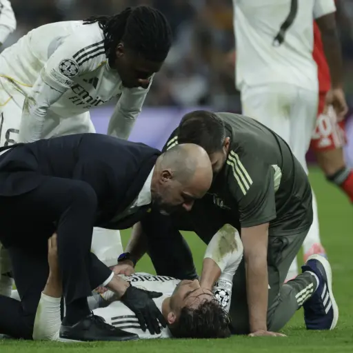 Raúl Asencio atendido tras golpe con Camavinga 