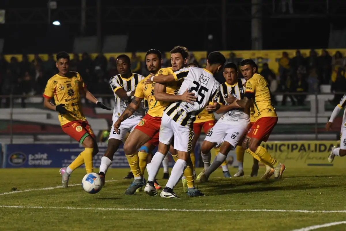 Duelo entre Marquense y Aurora en el estadio Marquesa de la Ensenada