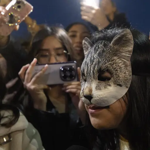 Una adolescente que se siente gata este sábado cuando centenares de jóvenes se han congregado a la espectativa de la concentración de therians que estaba prevista en Barcelona , EFE/ Marta Pérez