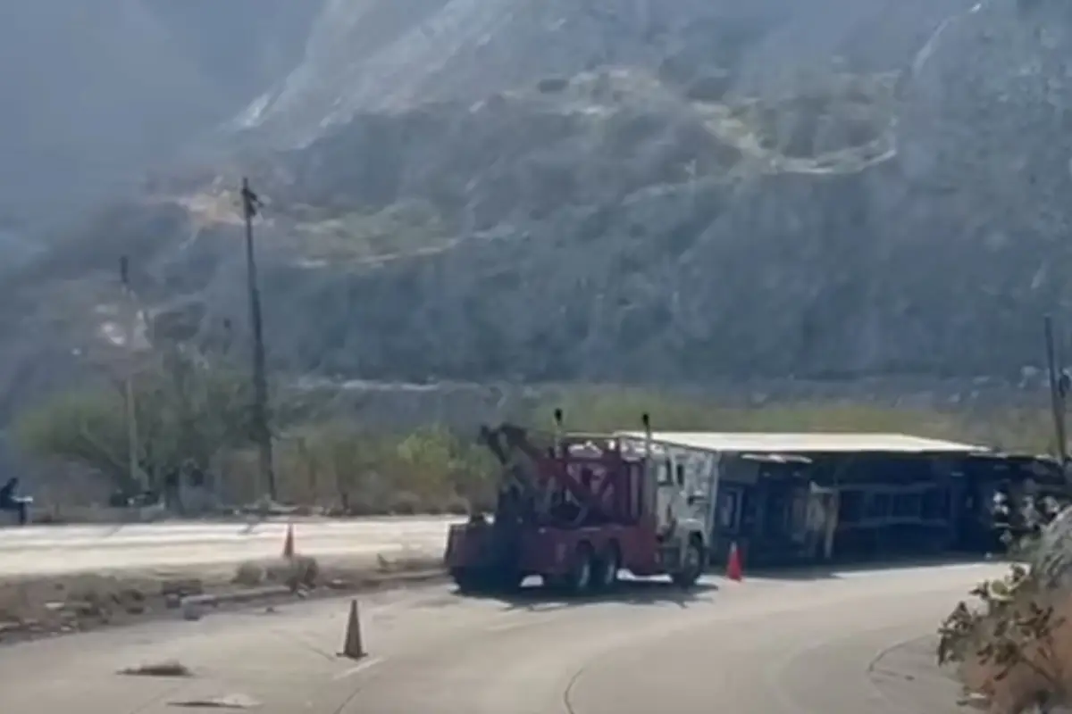 El tráiler se accidentó en una curva del sector., Captura de pantalla. 