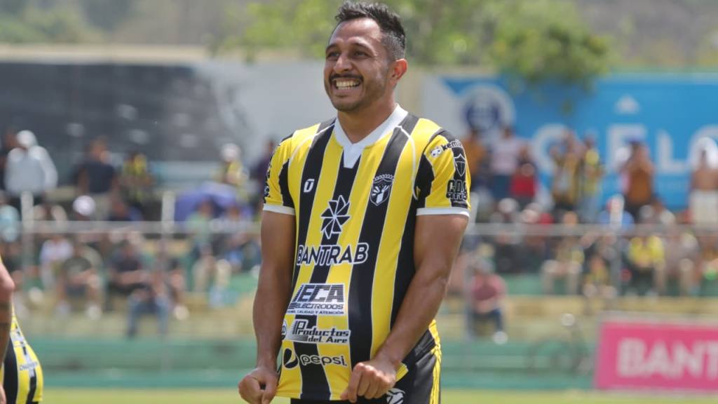 Celebración de Aurora ante Comunicaciones | Alex Meoño