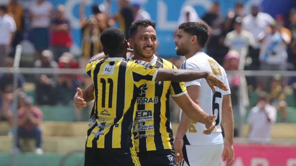 Celebración de Aurora ante Comunicaciones | Alex Meoño