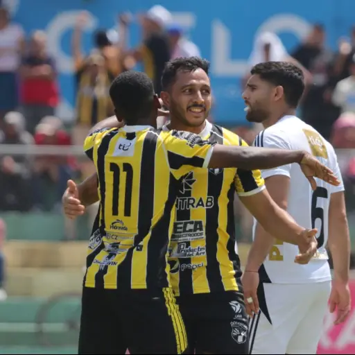 Celebración de Aurora ante Comunicaciones - Alex Meoño