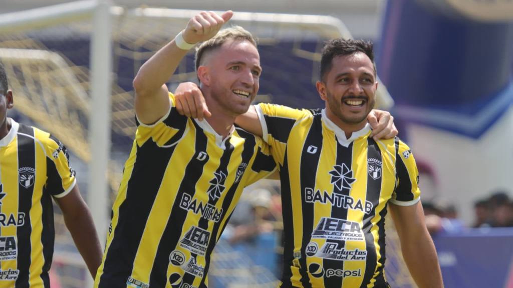 Celebración de Aurora ante Comunicaciones | Alex Meoño