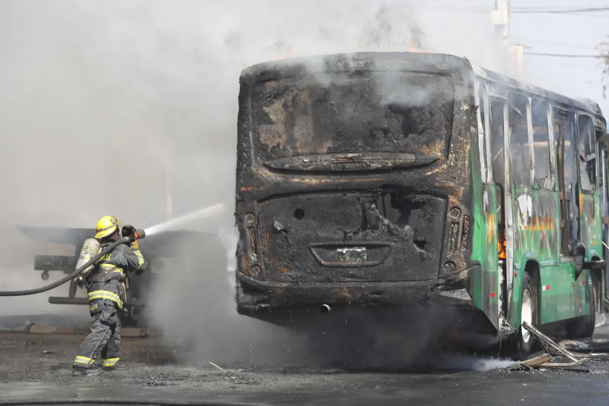 Un integrante del Cuerpo de Bomberos de Guadalajara intenta apagar un vehículo incendiado este domingo, en Guadalajara (México),  EFE/ Francisco Guasco
