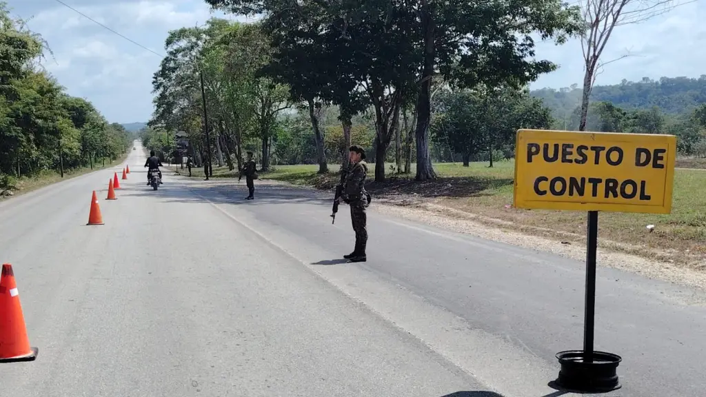 Las fuerzas armadas montaron puestos de registro en Petén, para prevenir acciones relacionadas con la violencia en México. ,Ejército de Guatemala.