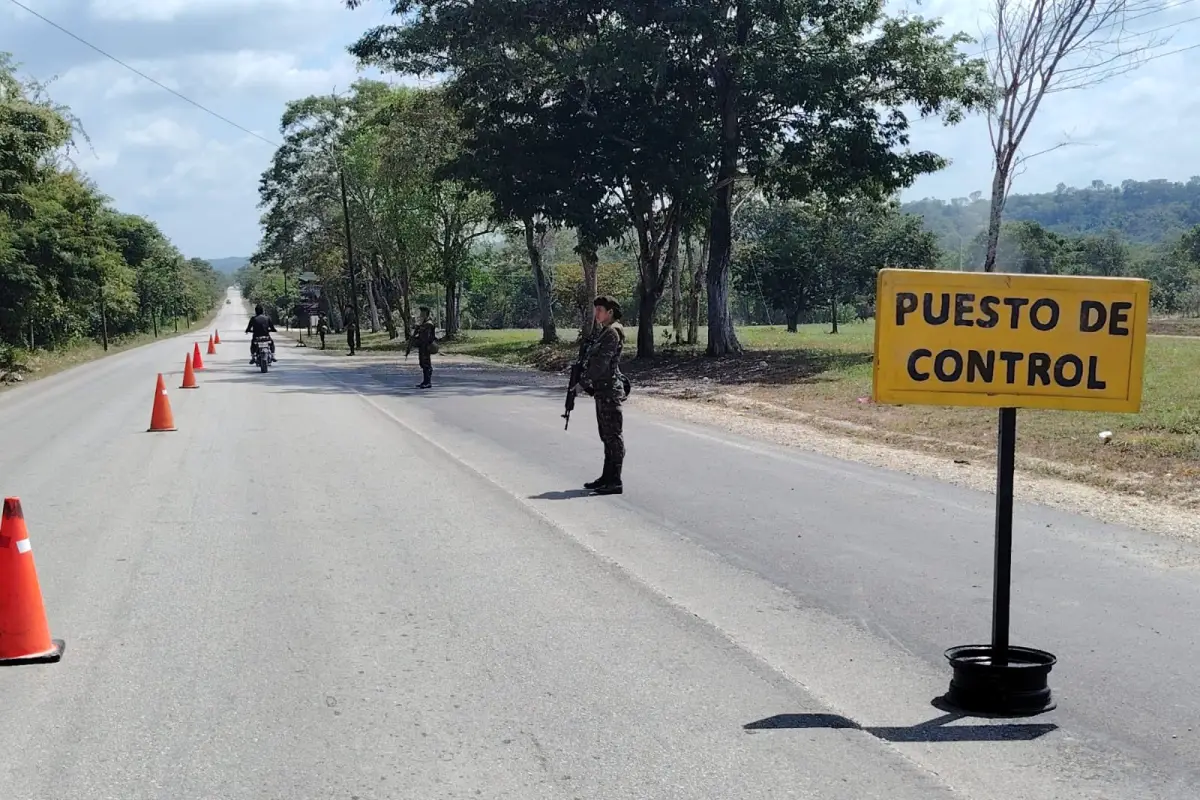Las fuerzas armadas montaron puestos de registro en Petén, para prevenir acciones relacionadas con la violencia en México., Ejército de Guatemala.