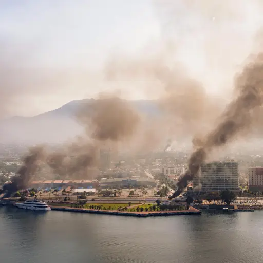 Fotografía aérea donde se ven columnas de humo tras reacciones violentas por el abatimiento de Nemesio Rubén Oseguera Cervantes, alias El Mencho, líder del Cártel Jalisco Nueva Generación (CJNG) este domingo, en Puerto Vallarta (México) , EFE/ Gerardo Santillán